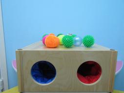 Сенсорный ящик- набор методических материалов для занятий с детьми дошкольного возраста.Многофункциональный игровой набор предназначен для развития тактильных ощущений и осязательного восприятия